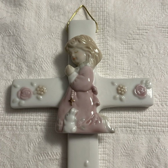 RUSS Ceramic Cross with Praying Child and Floral Design - Picture 2 of 4